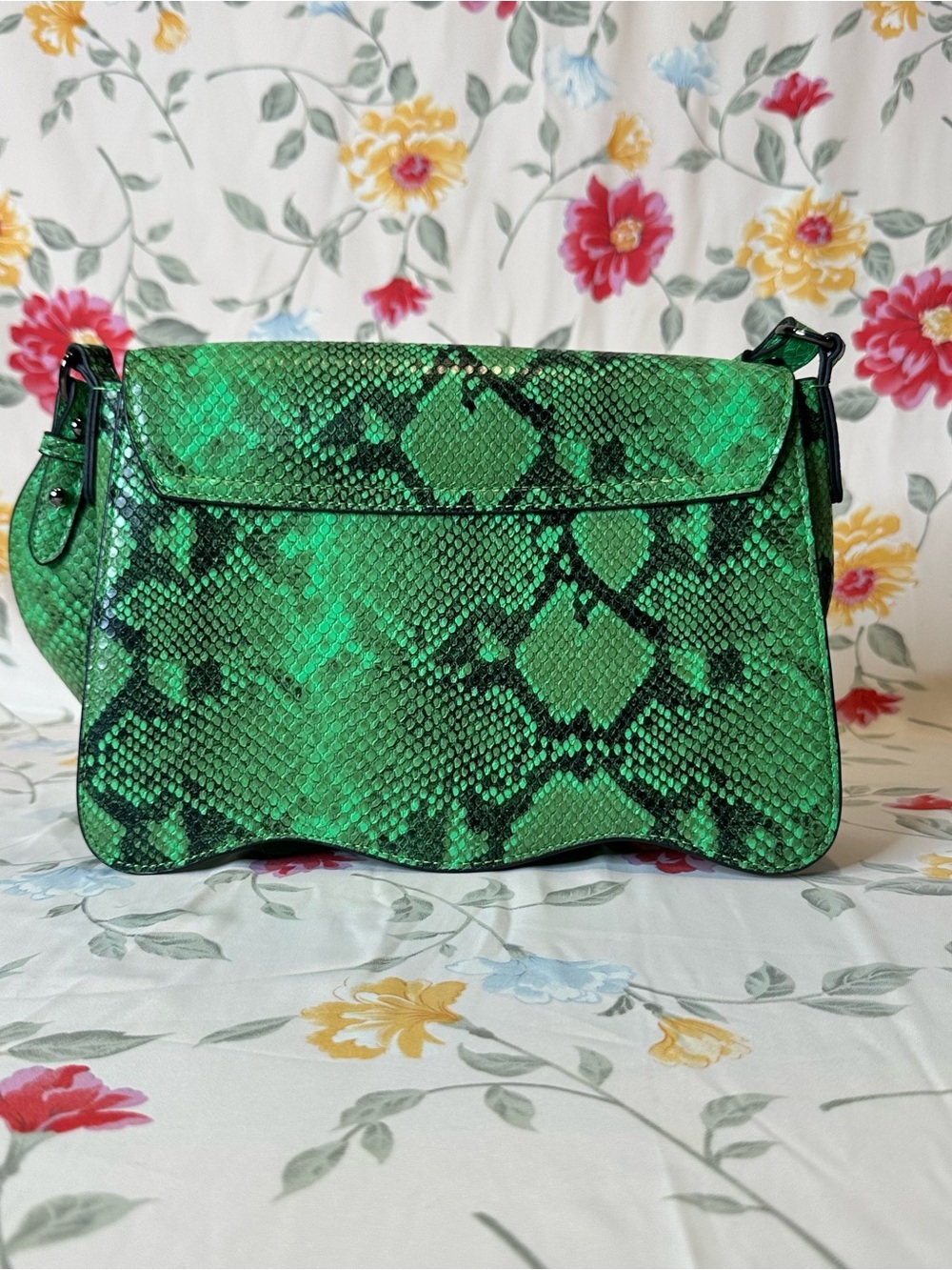 HVISK ELUDE VEGAN LEATHER WAVY SHOULDER & CROSSBODY BAG IN GREEN SNAKE PRINT - Picture 4 of 7